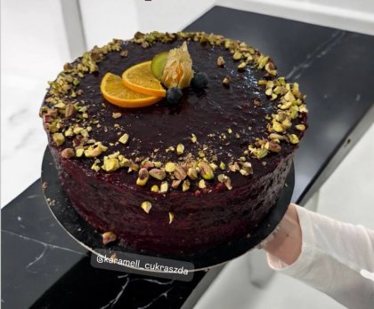 Erdeigyümölcsös pisztáciás torta